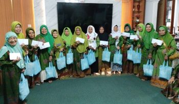 Muslimat NU Bojong Bagikan santunan kepada Lansia