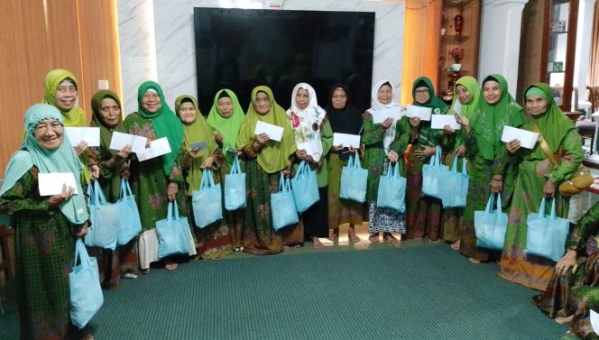 Muslimat NU Bojong Bagikan santunan kepada Lansia